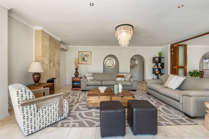 Constantia Winelands Theosig Villa gallery image 4