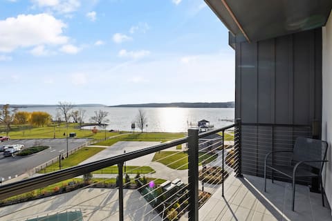 NEW Lakeview Escape | Hot Tub | Poolside