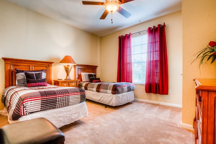 Relájate en la comodidad de nuestro acogedor dormitorio con una cama doble, perfecta para una noche de descanso tranquilo. El entretenimiento está al alcance de tu mano con una Smart TV equipada con Netflix.