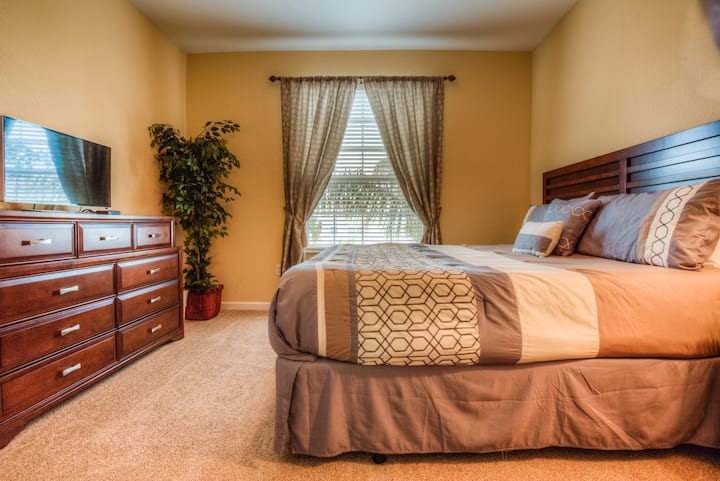 Disfruta del lujo del espacio en nuestra amplia habitación. Con sus proporciones generosas y su diseño considerado, este acogedor refugio promete noches de descanso y mañanas rejuvenecedoras, envolviéndote en comodidad y tranquilidad.