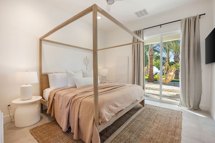 Lit King size, accès direct à l'extérieur et salle de bain Jack n Jill partagée