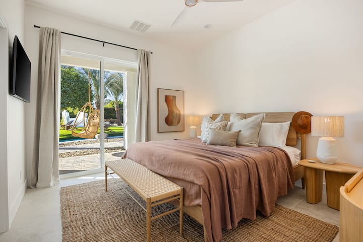 Lit King size, accès direct à l'extérieur et salle de bain Jack n Jill partagée