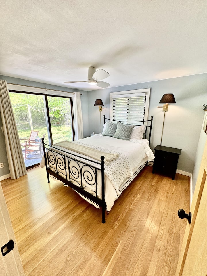 Главна спална соба – брачен кревет (широк 150 – 179 см) со директен пристап до дворот