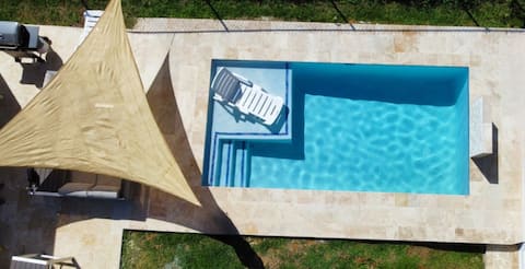 Quiet getaway with pool near ferry and beach