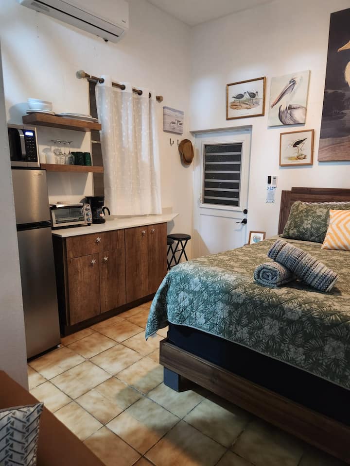 Studio ya kupendeza iliyo na matandiko ya kitropiki, chumba cha kupikia kilicho na vifaa kamili na michoro ya pwani – nyumba maridadi na yenye starehe.
