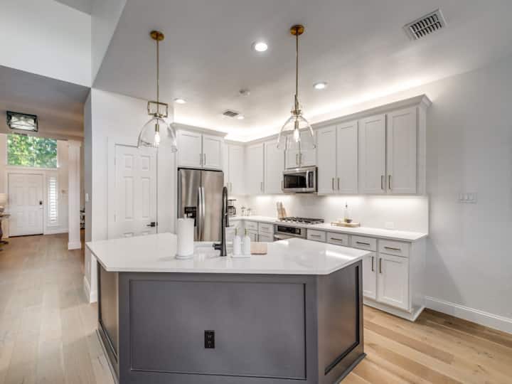 Modern & Upscale Frisco Getaway
