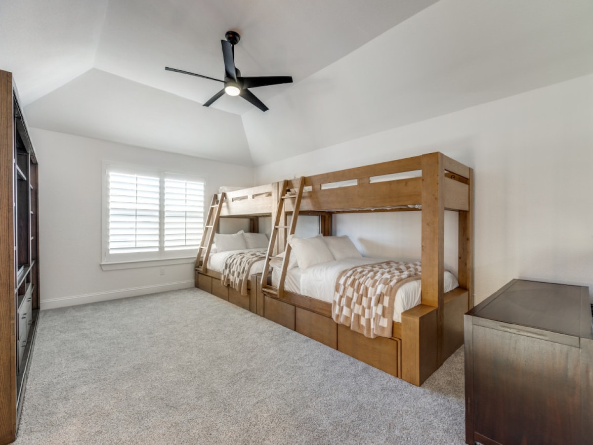 Kati i sipërm ka 2 krevate marinarësh shumë të rehatshëm