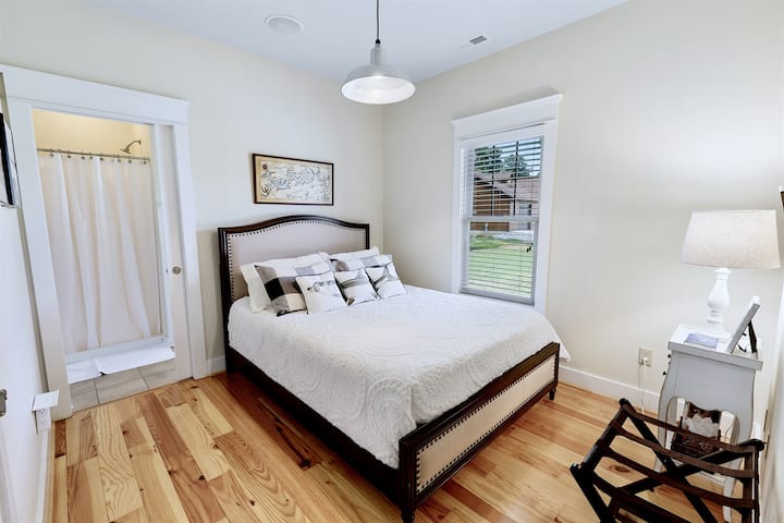 Спална соба бр. 5 со брачен кревет и прицврстена сопствена бања