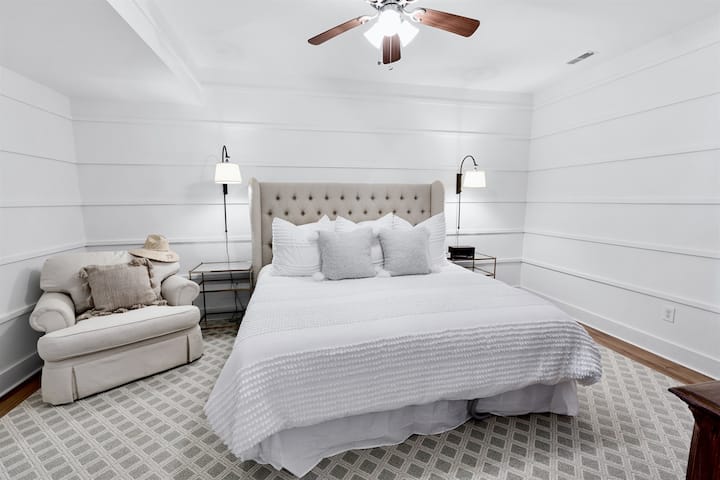 Спална соба бр. 7 со брачен кревет и прицврстена сопствена бања плус пристап до поплочен двор