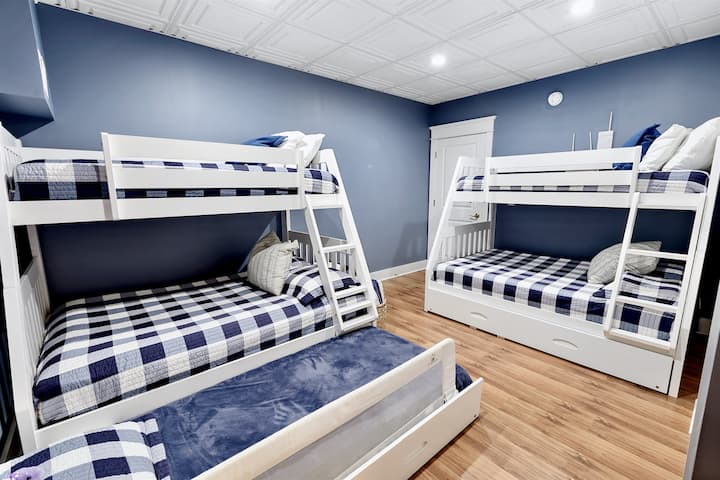 Спална соба бр. 6 со кревети на спрат (двокреветни) и двокреветни кревети