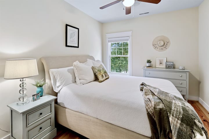 Спална соба бр. 4 со брачен кревет и прицврстена сопствена бања