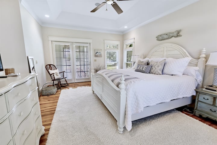 Спална соба бр. 1 со брачен кревет (широк 150-179 см), сопствена бања и пристап до терасата