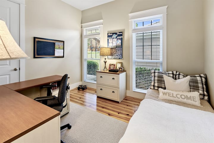 Спална соба бр. 2 со брачен кревет и канцелариско биро