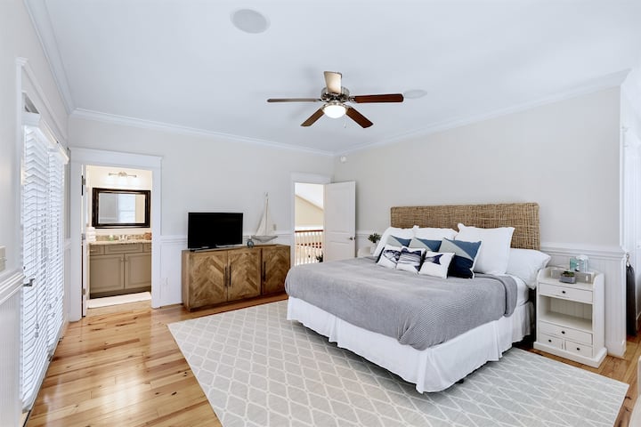 Спална соба бр. 3 со брачен кревет (широк 150-179 см) и сопствена бања