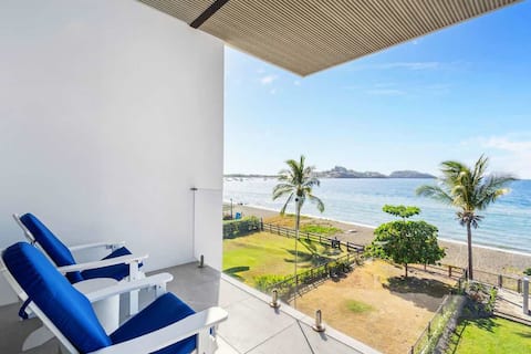 Daily Breakfast Included & Infinity Pool Paradise