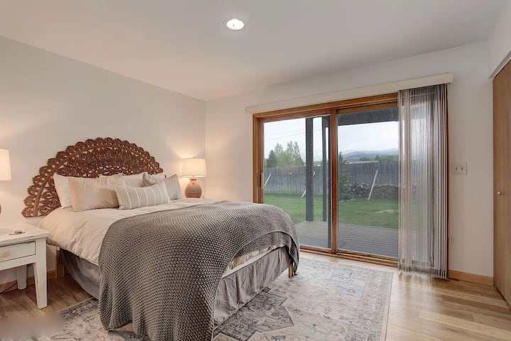 Despierta en este dormitorio sereno donde las sábanas suaves se encuentran con el encanto artesanal. Tu santuario privado se abre a las tranquilas vistas al jardín a través de ventanas del piso al techo.
