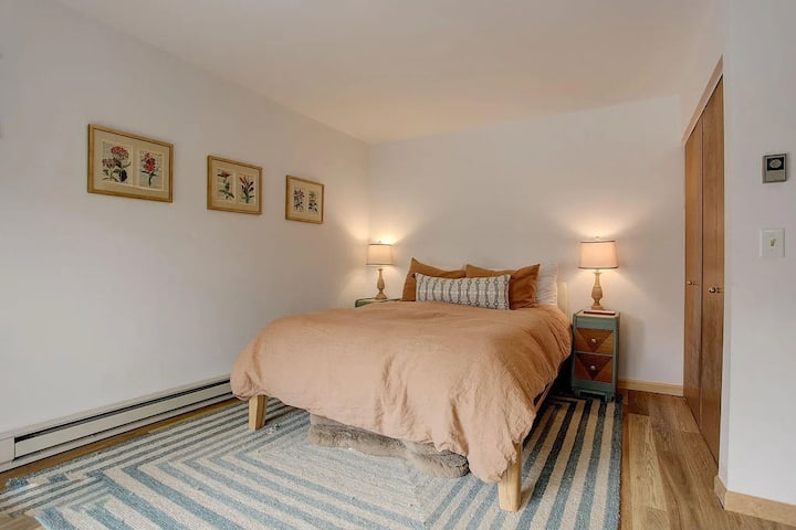 Sumérgete en sábanas suaves y despierta renovado en tu tranquilo dormitorio, donde la iluminación cálida y el arte botánico crean el refugio perfecto.