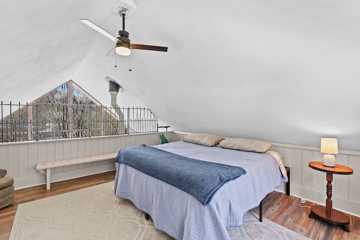 Fshehje rrezatuese: Një dhomë gjumi në papafingo në katin e sipërm me dritë natyrale