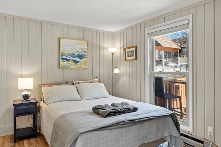 Rehati krijuese: Vibrime të dhomës së gjumit me prekje artistike dhe një pushim të qetë në ballkon.