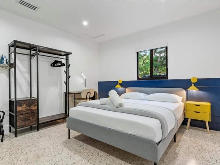 Уникатно сместување во стил на поткровје во Мајами, Флорида, се одликува со удобен главен кревет, две синглови со поткровје, минималистички декор и елегантен работен простор - совршен за семејства или групи кои истражуваат динамична локална култура и атракции во близина.