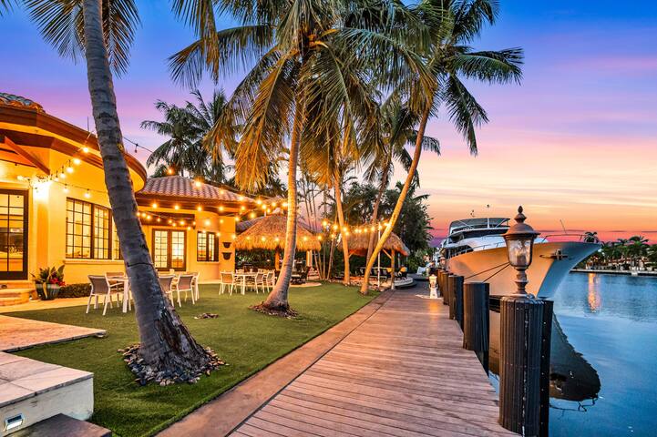 Majestic Waterfront Villa | Heated Pool |Royal Key gallery image 5