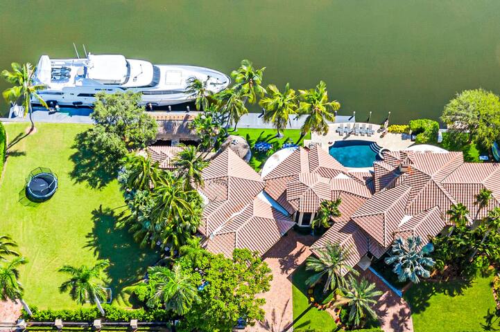 Majestic Waterfront Villa | Heated Pool |Royal Key gallery image 2