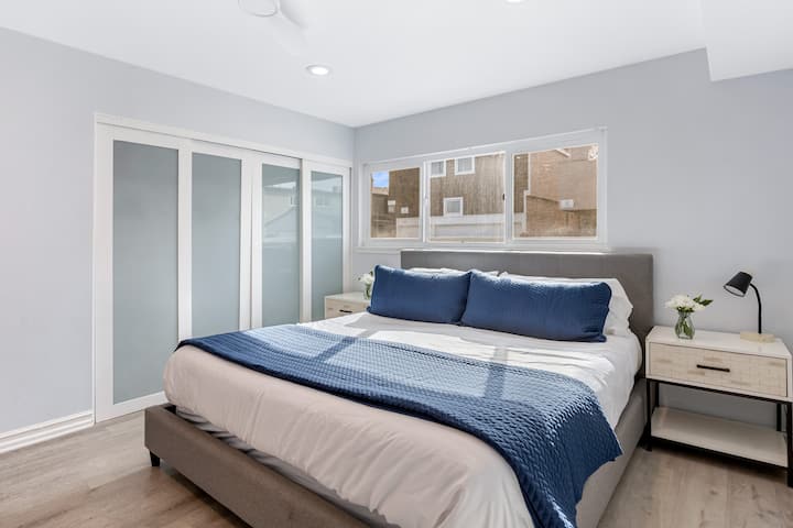 Основната спалня разполага със суперголямо двойно легло, телевизор и самостоятелна баня.