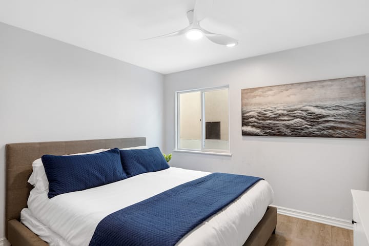 Спалня 2 разполага с двойно легло, телевизор и самостоятелна баня.