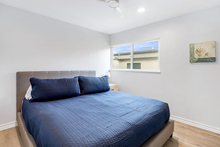 Во спалната соба 4 има источен брачен кревет (широк 150-179 см) и телевизор.