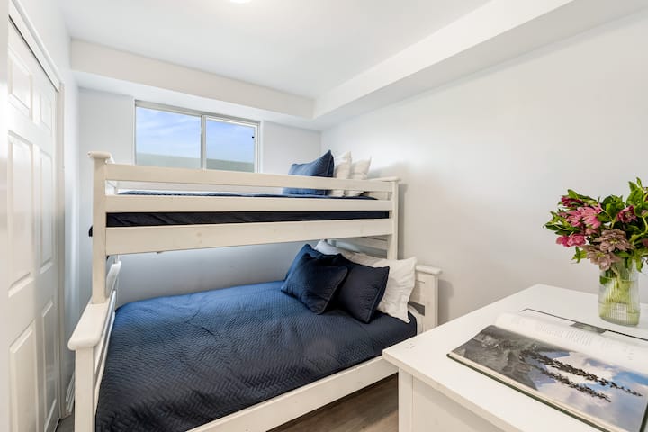 Во спалната соба 5 има брачен кревет (широк 150-179 см). 