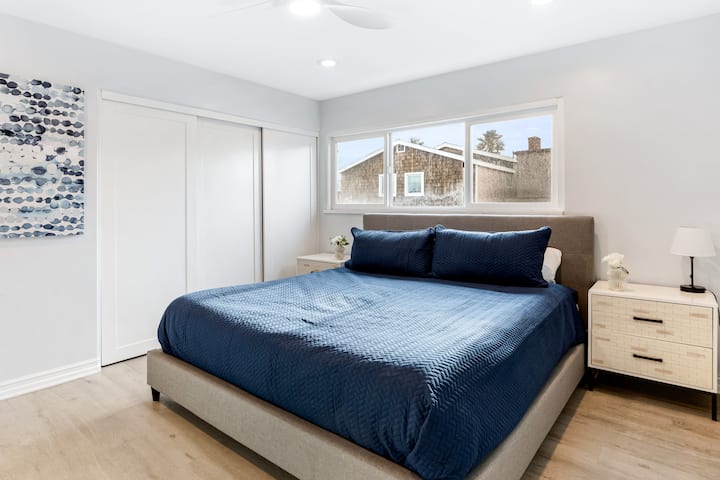 Во спалната соба 3 има источен брачен кревет (широк 150-179 см), телевизор и сопствена бања.