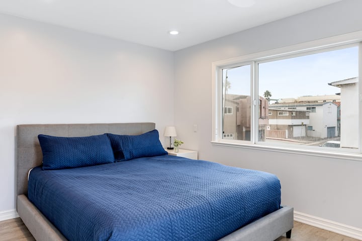 Во спалната соба 1 има источен брачен кревет (широк 150-179 см) и телевизор.