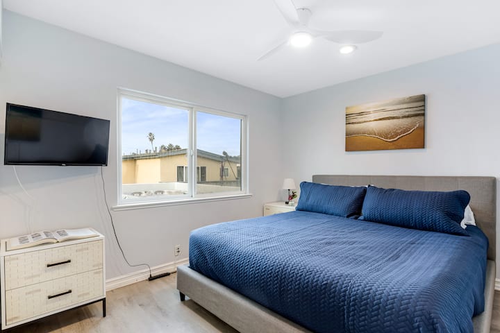 Во спалната соба 2 има источен брачен кревет (широк 150-179 см) и телевизор.