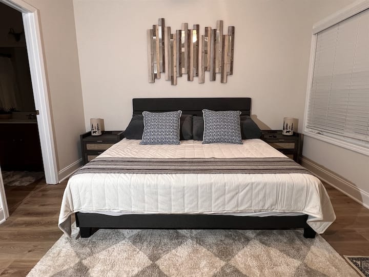 Ქვედა დონის King Ensuite საძინებელი ცალკე პატიოთი