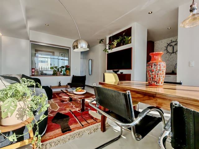 Renovated 3 bedroom, Central, A/Cs, Secure (NEW!) gallery image 3