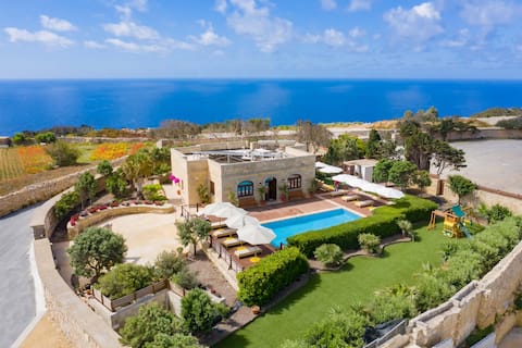 Villa Munqar~ 3BR Coastal Villa w/ Pool & Sauna