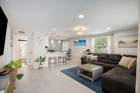 Top performing Airbnb: Sunset Cottage: Modern 2BR, Stylish & Brand New! in Bayshore Gardens