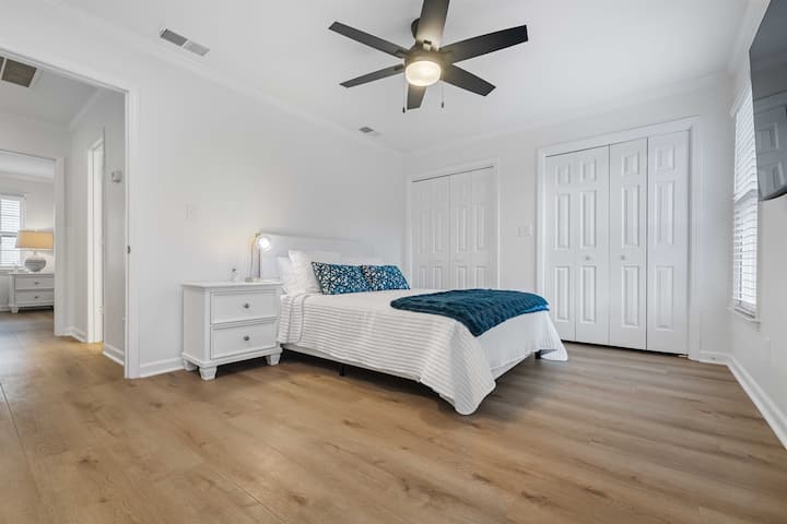 חדר השינה הנעים עם מיטת קווין סייז כולל מדרגות שמובילות לאזור לופט מקסים בקומה העליונה כדי להוסיף מרחב ורב - תכליתיות.