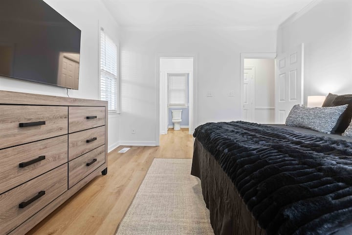 להירגע בסוויטת המלך המרווחת (הקומה הראשית) הכוללת מזרן ספוג זיכרון וסדינים רכים ומפוארים לשינה נינוחה בלילה. החדר כולל חדר רחצה צמוד פרטי לנוחיותכם.