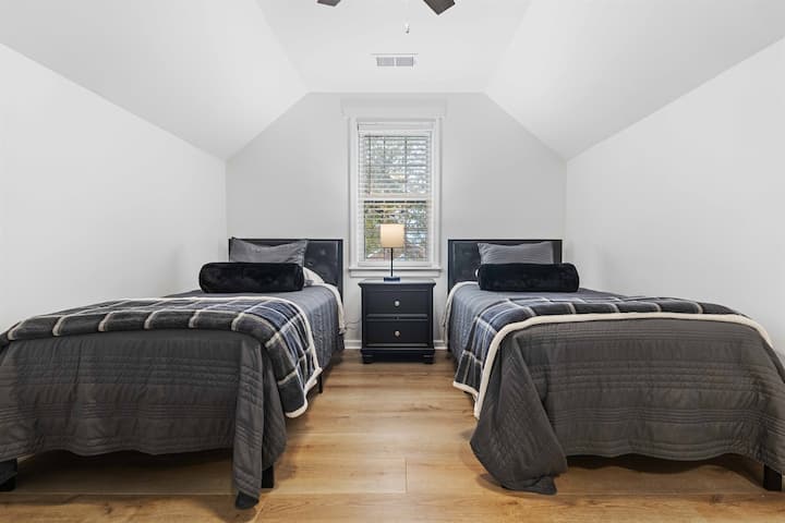 בחדר שינה מס '4 יש שתי מיטות נפרדות, מה שהופך אותו לאידיאלי לאורחים או לילדים, ומצויד בטלוויזיה 55אינץ' לבידור.