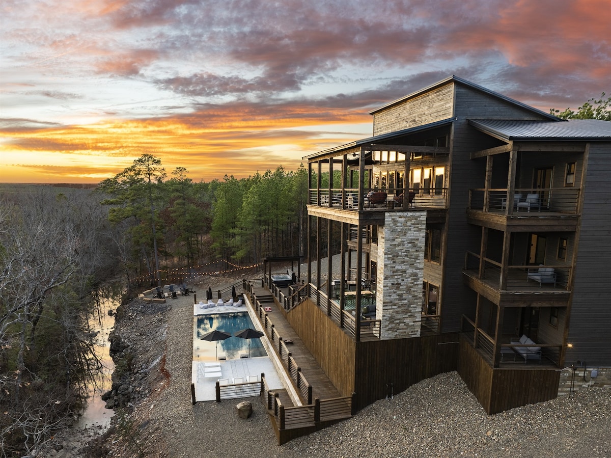 Luxury Creekside Lodge with Pool and Pickleball