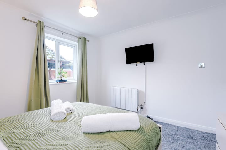 Dormitorio: ¡Espacio luminoso con decoración moderna, ropa de cama lujosa y una vista para despertarse cada mañana!