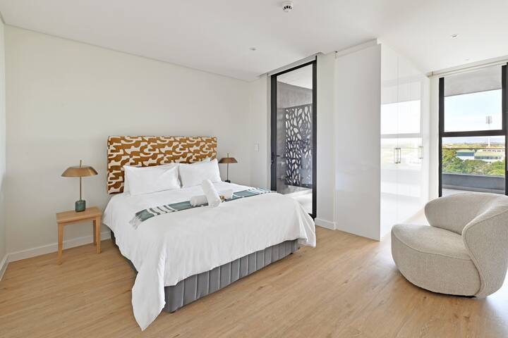 Newlands Peak Penthouse views & pool gallery image 5