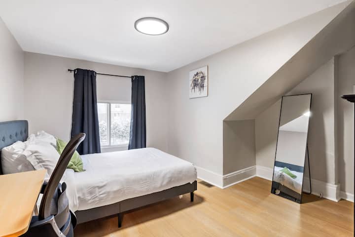 Relájate con comodidad y estilo en nuestro acogedor dormitorio, tu escapada perfecta después de un largo día.