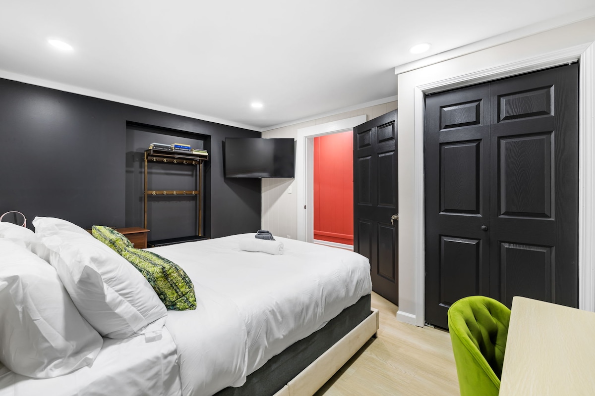 Naša udobna spavaća soba ima televizor i poseban prostor za rad!
