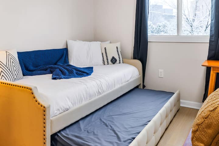 ¡Relájate en nuestra encantadora cama individual, diseñada para tu comodidad y relajación!