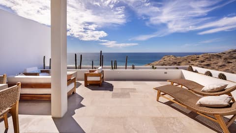 Relaxing Oceanside Penthouse with Stunning Views