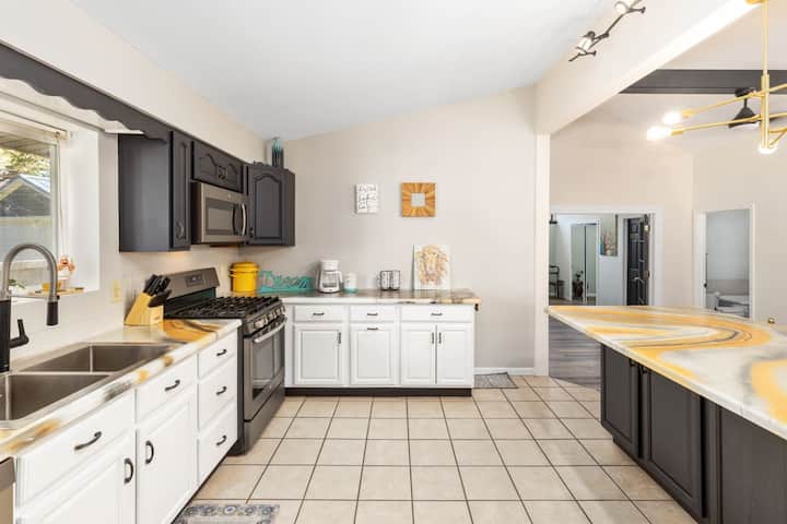 يتم توفير الأطباق والأكواب والأواني الفضية ووعاء القهوة والأواني والمقالي. 