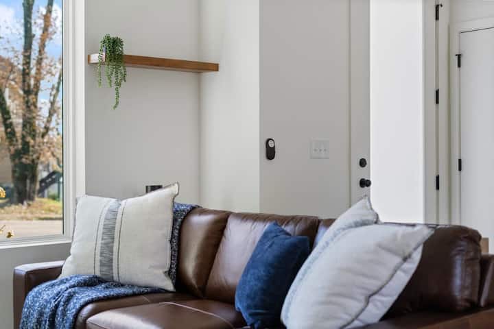 Uživajte u udobnom dnevnom boravku s udobnom sofom koja se lako pretvara u bračni krevet na izvlačenje, s mnoštvom jastuka i posteljine za vrhunsko opuštanje ili miran san i opuštanje uz Smart TV. 