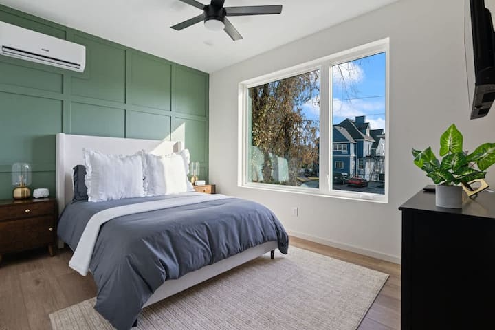 U glavnoj spavaćoj sobi nalazi se kupaonica s WC-om, Smart TV, stropni ventilator, dva naglašena zida i komoda s dovoljno prostora za odlaganje. Uključuje i udobnu posteljinu, jastuke, čistu posteljinu i prostrani ormar s perilicom i sušilicom.